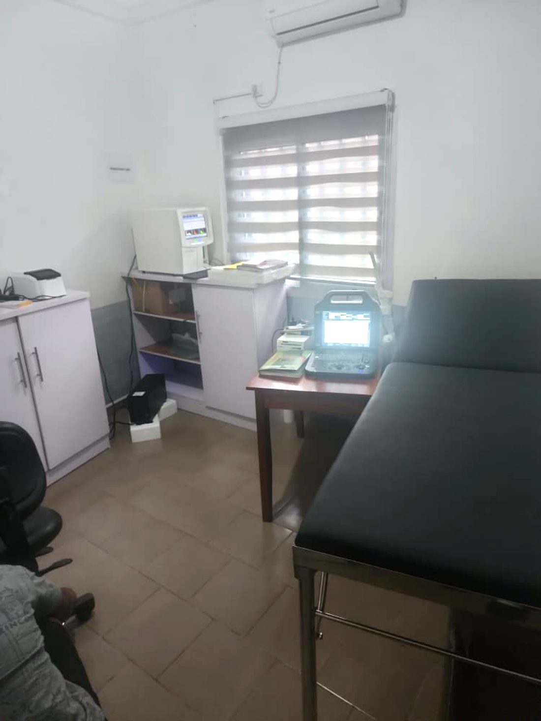 Ultrasound examination room with examination couch